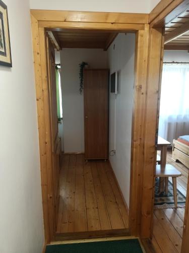 korytarz z drewnianymi drzwiami w pokoju w obiekcie Pokoje u Micka Poronin 5 km od Zakopanego w Poroninie