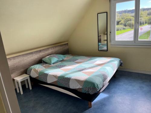 Habitación pequeña con cama y ventana en Camping De Collignon, en Cherbourg-en-Cotentin