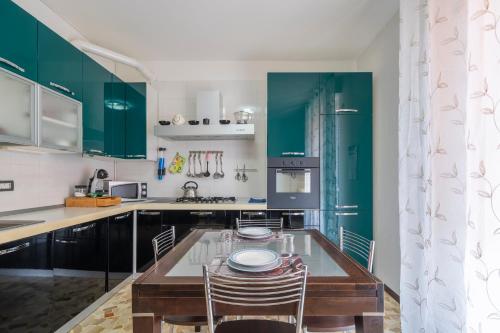 Dapur atau dapur kecil di Accogliente Trilocale tra Monza e Milano
