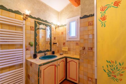 La salle de bains est pourvue d'un lavabo et d'un miroir. dans l'établissement Bastide Les Basses Royères, à Robion