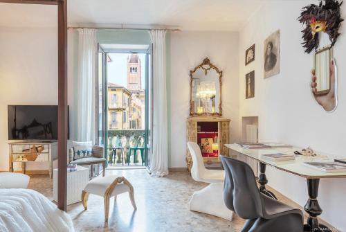 - un salon avec un bureau et une fenêtre dans l'établissement Billie's Flat WHITE - art & design apt in Verona historic centre, à Vérone