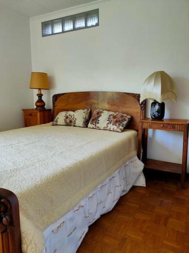 - une chambre avec un lit avec deux tables et une lampe dans l'établissement Appartement dans maison individuelle, à Recoubeau-Jansac