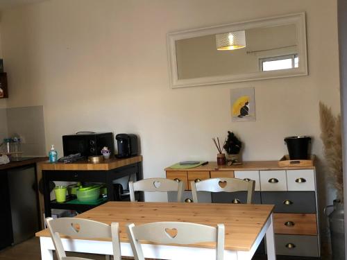 une salle à manger avec une table et des chaises en bois dans l'établissement Appartement cosy avec grande terrasse vue mer, à Villers-sur-Mer