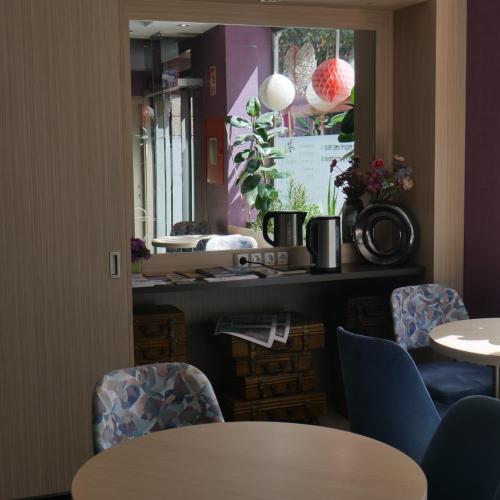 a room with tables and chairs and a mirror at Hostal 4C Cuatro Caminos in Madrid