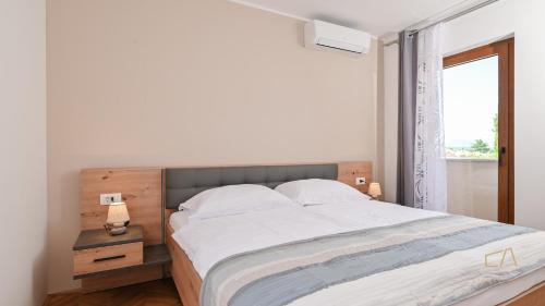 En eller flere senge i et værelse på Modern Apartment Lara