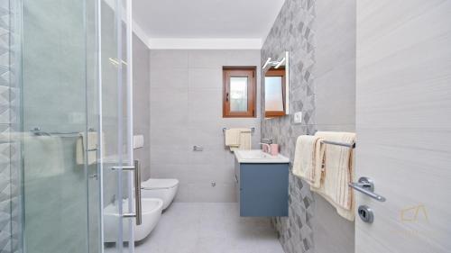 Et badeværelse på Modern Apartment Lara