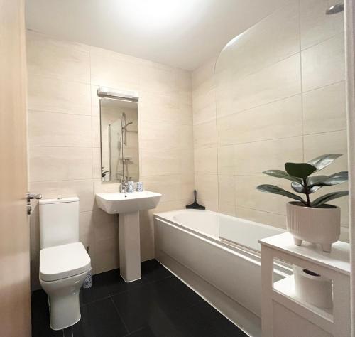 een badkamer met een wastafel, een toilet en een bad bij Newquay~Near Beach & Town Centre~Parking in Newquay