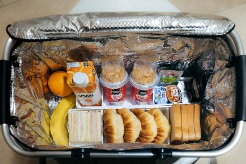 een koffer gevuld met voedsel en andere voedingsmiddelen bij Original House Hotel Boutique in Ushuaia