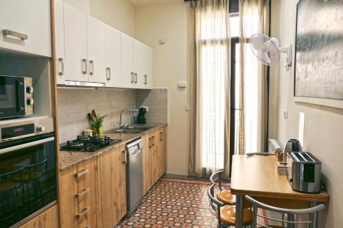 Kuchyň nebo kuchyňský kout v ubytování La LLar de la Kim, Bonita casa a 150m del mar y 40km de Barcelona