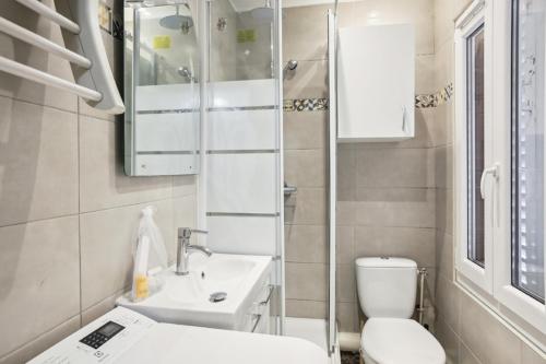 une salle de bain blanche avec un lavabo et des toilettes dans l'établissement 548 Suite Dulac - Superbe Appartement à Paris, à Paris