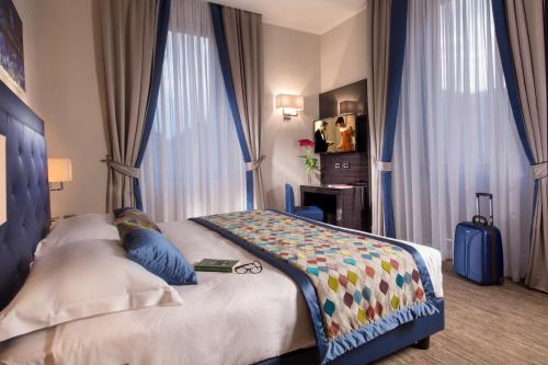 Tempat tidur dalam kamar di Gioberti Art Hotel