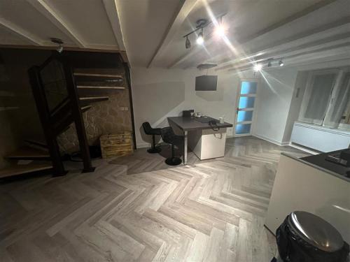 Cette chambre comprend un bureau et une table. dans l'établissement Maison terrasse au bord de l'eau, à Ébreuil