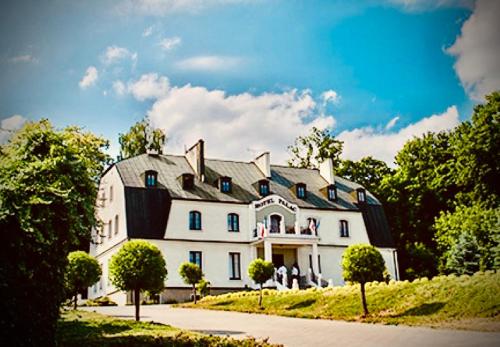 a large white house with a gambrel roof at Hotel Pałac w Myślęcinku in Bydgoszcz