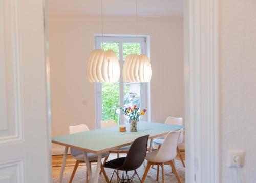 a dining room with a table and chairs at Bake in Waabs