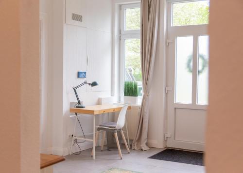 a home office with a desk and a window at Bake in Waabs