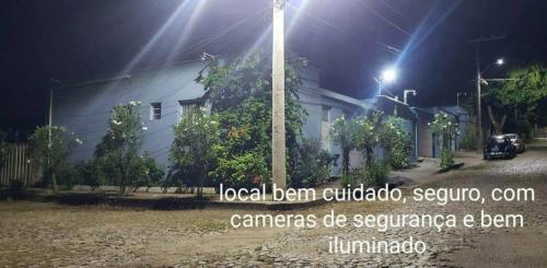 a light pole in front of a building at night at Nº11- Mini Apto 5 min do Centro ar cond, cozinha e garagem in Divinópolis