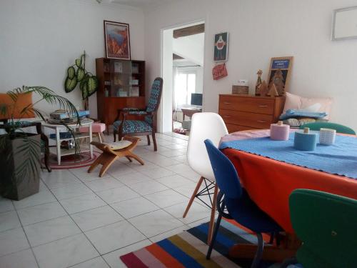 un salon avec une table et des chaises dans l'établissement Maison RomanEva, à Pélissanne