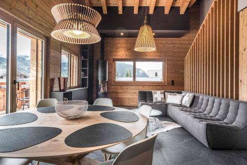 a living room with a table and a couch at Apartment Neuenhaus 4.5 – GRIWA RENT AG in Grindelwald
