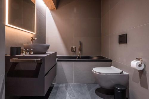 a bathroom with a sink and a toilet at Apartment Neuenhaus 4.5 – GRIWA RENT AG in Grindelwald