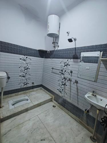 un baño con lavabo e inodoro en Lata Home Stay, en Haridwar