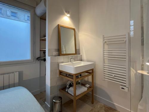 a bathroom with a sink and a mirror at Loft avec terrasse et jardin in Angoulême