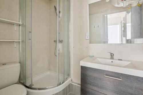 une salle de bain avec une douche, des toilettes et un lavabo dans l'établissement 554 Suite Laitière - Superbe appartement, à Vincennes