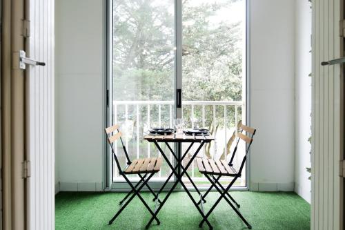 une table et deux chaises devant une fenêtre dans l'établissement Studio au calme idéalement situé à Port Olona - La Chaume - 2 personnes, à Les Sables-dʼOlonne