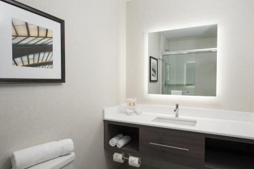 Holiday Inn Cleveland Clinic, an IHG Hotel Image