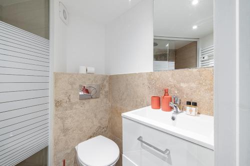 een badkamer met een witte wastafel en een toilet bij SMARTBNB - Moderne Studio - Zone Piétonne - Clim in Nice