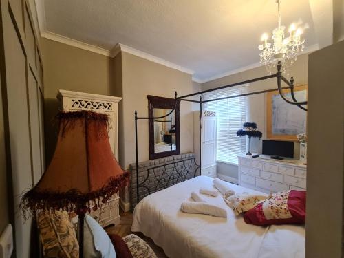 Un dormitorio con una cama grande y una lámpara de araña. en Beautifully Decorated 1-Bed Apartment in Sale, en Sale