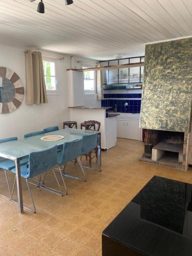 une pièce avec une table et des chaises et une cuisine dans l'établissement Grande maison plein centre, à Saintes-Maries-de-la-Mer