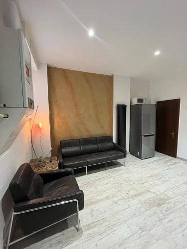 Una sala de estar con un sofá y un refrigerador. en Lia House, en Brasov