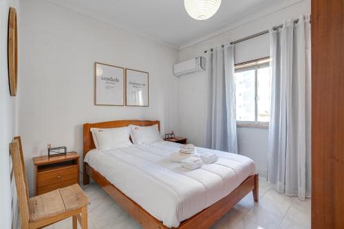 a bedroom with a bed and a window at Hopstays - Almada Saudade in Almada