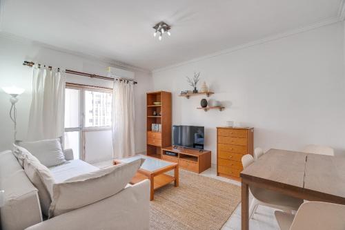 a living room with a couch and a table at Hopstays - Almada Saudade in Almada