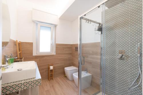 een badkamer met een douche, een wastafel en een toilet bij Capitan Trinchetto Agave in Trapani