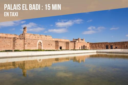 a building with a pool of water in front of it at Magnifique appartement moderne de 2 chambres avec piscine à 10 min du centre de Marrakech in Marrakech
