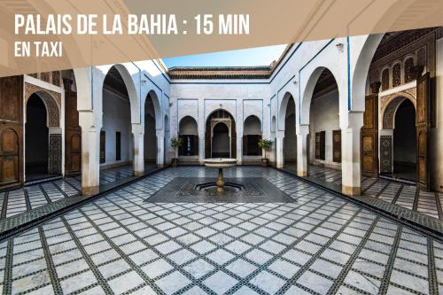 a courtyard of a mosque with a fountain in the middle at Magnifique appartement moderne de 2 chambres avec piscine à 10 min du centre de Marrakech in Marrakech