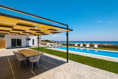 Bazén v ubytování Hill & Sea View Villas nebo v jeho okolí