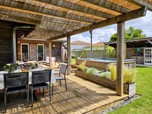 Photo de la galerie de l'établissement Spacieuse maison avec piscine, 9km de l'océan., à Tosse