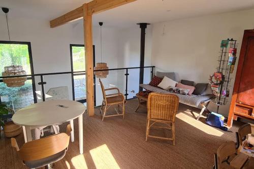 un salon avec une table et des chaises dans l'établissement Villa avec vue Mont Saint-Michel, à Saint-Jean-le-Thomas