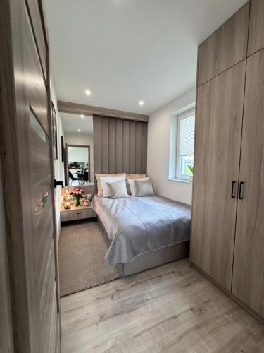 Ένα ή περισσότερα κρεβάτια σε δωμάτιο στο Apartament z wanną z hydromasażem
