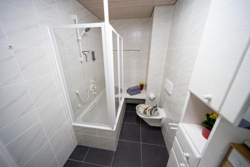 Ένα μπάνιο στο Höri-Nest Garten-Wohnung