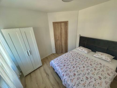 a small bedroom with a bed and a closet at Apartmani Andrea in Promajna