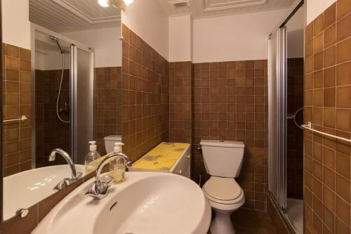 une salle de bain avec un lavabo et des toilettes dans l'établissement Charmant studio avec vue mer à La Ciotat, à La Ciotat