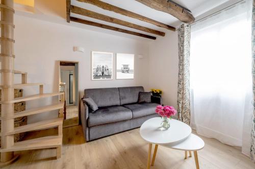 un salon avec un canapé et une table dans l'établissement Studio Isla - Welkeys, à Paris