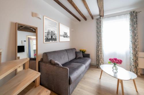 un salon avec un canapé et une table dans l'établissement Studio Isla - Welkeys, à Paris