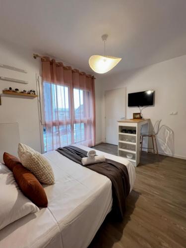 une chambre avec deux lits et une télévision à écran plat dans l'établissement Le Vitré, Rennes Est, à Rennes