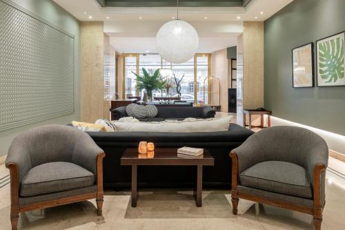 sala de estar con sofá y 2 sillas en Argenta Tower Hotel & Suites en Buenos Aires