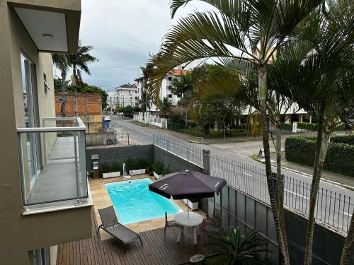 El barrio en el que está la posada o un barrio cercano