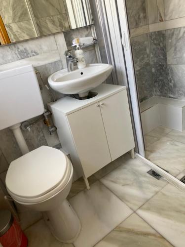 a bathroom with a toilet and a sink at Igoumenitsa heart flats to let Mariasroom studios appart seaside-city Spyropoulos in Igoumenitsa